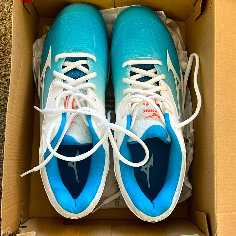 White and blue mizuno women’s tennis shoes